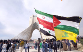 דגל חיזבאללה לצד הדגל האיראני, הסורי והפלסטיני (צילום: REUTERS/Raheb Homavandi)