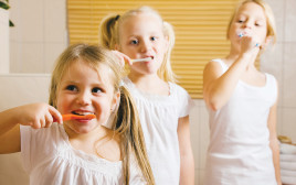 ילדים מצחצחים שיניים, אילוסטרציה (צילום: ingimage ASAP)