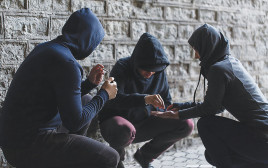 בני נוער משתמשים בסמים (אילוסטרציה) (צילום: אינגאימג')