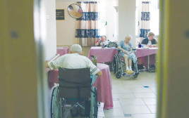 קשישים בבית אבות (צילום: אנה קפלן, פלאש 90)
