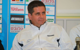 עמוס מנסדורף, מאמן נבחרת הפדרציה (צילום: קובי אליהו)