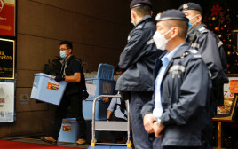 פשיטת שוטרי הונג קונג על העיתון העצמאי "סטנד ניוז" והחרמת הציוד (צילום: REUTERS/Tyrone Siu)