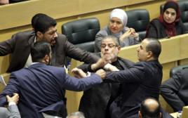 אלימות במהלך דיון בפרלמנט הירדני (צילום: Getty images)