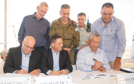 חתימה על ההסכם להקמת קרית המודיעין (צילום: אריאל חרמוני, משרד הביטחון)