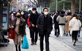 קורונה - אנשים עם מסכה בקוריאה הדרומית (צילום: REUTERS/Heo ran)