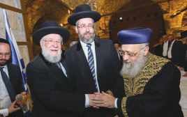 הרבנים יצחק יוסף, ישראל לאו ודוד לאו (צילום: שלומי כהן, פלאש 90)