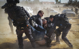 שוטרים, סמוך ליישוב הבדואי אל-אטרש (צילום: פלאש 90)
