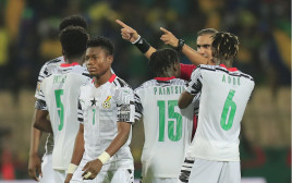 שחקני נבחרת גאנה מתווכחים עם השופט (צילום: רויטרס)