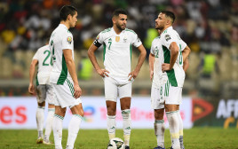 ריאד מחרז ושחקני נבחרת אלג'יריה מאוכזבים (צילום: GettyImages, CHARLY TRIBALLEAU)