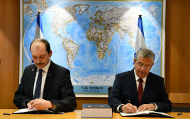 החתימה על ההסכם לייצור הצוללות בין ישראל לטיסנקרופ (צילום: אריאל חרמוני, משרד הביטחון)