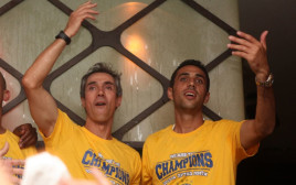 ערן זהבי עם מאמן מכבי תל אביב פאולו סוזה בחגיגות האליפות (צילום: יוסי ציפקיס)