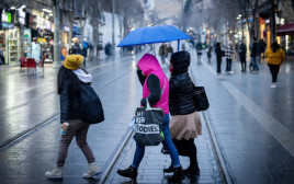 חורף, קור, אנשים עם מטריות בגשם (צילום: יונתן זינדל, פלאש 90)