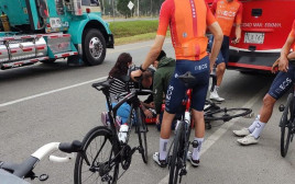 אגאן ברנאל רוכב אופניים לאחר התנגשות באוטובוס חונה (צילום: צילום מסך, מתוך טוויטר)