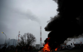 הפגנה בפתח מפעל של חברת החשמל הצרפתית (צילום: REUTERS/Stephane Mahe)