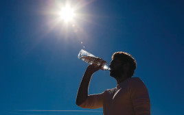 שתיית מים מבקבוק פלסטיק, אילוסטרציה (צילום: ingimage ASAP)