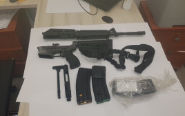 הנשק שנתפס בביתו של העורך הדין המוכר מהצפון (צילום: דוברות המשטרה)