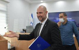 אמיר אוחנה בעדותו בוועדת החקירה (צילום: דוברות המשרד לביטחון פנים)