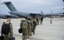 חיילים אמריקאיים בדרך למזרח אירופה (צילום: רויטרס)