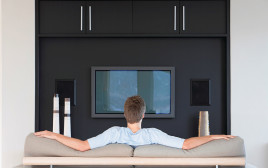 איש צופה בטלוויזיה (צילום: מעריב אונליין)