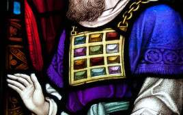 דמותו של הכהן הגדול בכנסיית Ballymote באירלנד (צילום: Andreas F. Borchert, CC BY-SA 4.)