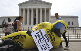 מחאה מול בית המשפט העליון בוושינגטון (צילום: OLIVIER DOULIERY/AFP via Getty Images)