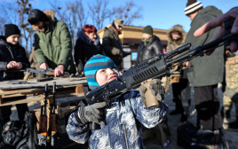 אזרחים אוקראינים מתאמנים בנשק מחשש לפלישת רוסיה (צילום: רויטרס)
