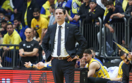 יאניס ספרופולוס מאמן מכבי תל אביב מאוכזב (צילום: דני מרון)