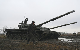 טנק רוסי ליד הגבול (צילום: רויטרס)