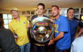 מאמן מכבי תל אביב יאניס ספרופולוס חוגג אליפות עם הקבוצה במסעדת 206 (צילום: קובי אליהו)