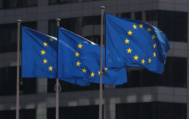 דגלי האיחוד האירופי על רקע המטה האיחוד בבריסל (צילום: רויטרס)