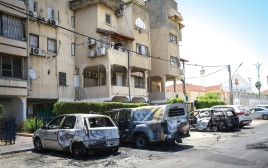 מכוניות שהוצתו בלוד במהלך מבצע "שומר החומות" (צילום: אבשלום ששוני, פלאש 90)