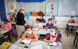 ילדים בכיתה עם מסיכות נגד קורונה (צילום: גרשון אלינסון, פלאש 90)