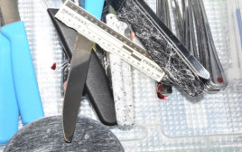 הסכינים בהם השתמש החשוד (צילום: דוברות המשטרה)