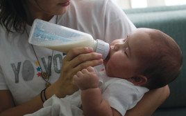 תינוק שותה מבקבוק חלב  (צילום: רויטרס)