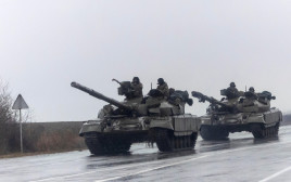 טנקים אוקראינים נעים לתוך הערים בעקבות פלישת רוסיה (צילום: רויטרס)