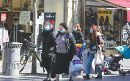 אנשים ברחוב עם מסכה (צילום: מרק ישראל סלם)