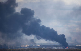 עשן מיתמר סמוך לקייב, אוקראינה (צילום: REUTERS/Mykhailo Markiv)