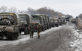 שיירה צבאית של כוחות פרו רוסים בלוגנסק, אוקראינה (צילום: רויטרס)