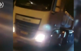 המשאית ללא הגלגל הקדמי (צילום: דוברות המשטרה)
