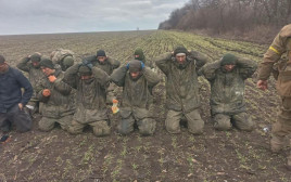 חיילים רוסים נפלו בשבי באוקראינה, במחוז מיקולאייב (צילום: רשתות חברתיות)