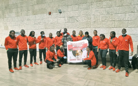 קבוצת כדורשת לנשים בקניה (צילום: הילה ישעיהו)