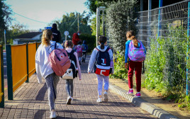 ילדים הולכים לבית ספר (צילום: יוסי אלוני, פלאש 90)