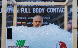 ולריאן רומנובסקי שיאן גינס בישיבה מתחת לקרח (צילום: שיאי גינס)