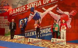 אבישג סמברג מקבלת מדליית כסף בתחרות גביע ההעולם בבולגריה (צילום: יאיר גלזר)