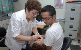 ילד מקבל טיפול מונע פוליו (צילום: דודו גרינשפן, פלאש 90)