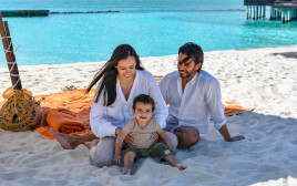 משפחה על חוף הים (צילום: Sheraton Full Moon Resort & Spa)