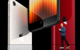 מנכ"ל אפל טים קוק מציג את האייפון SE (צילום: Brooks Kraft/Apple Inc./Handout via REUTERS)