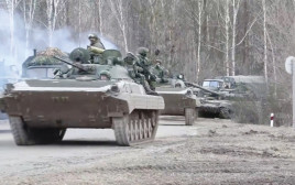 טנקים רוסים בכניסה לקייב (צילום: רויטרס)