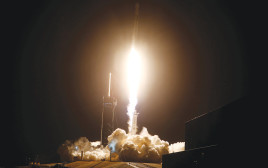 שיגור קפסולת חלל (צילום: רויטרס)