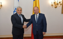 יאיר לפיד עם שר החוץ הרומני (צילום: שלומי אמסלם, לע״מ)